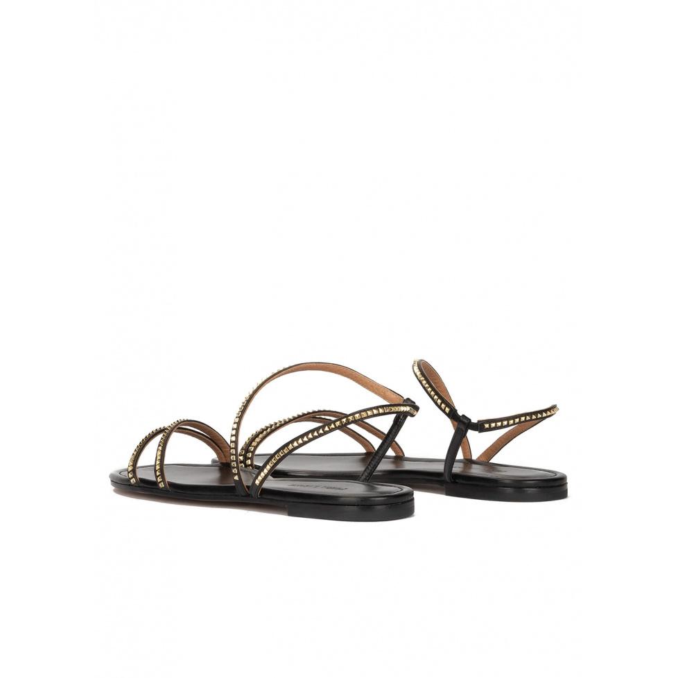 pura lópez Sandalias planas de piel en color negro con tachas doradas Precios de Black Friday