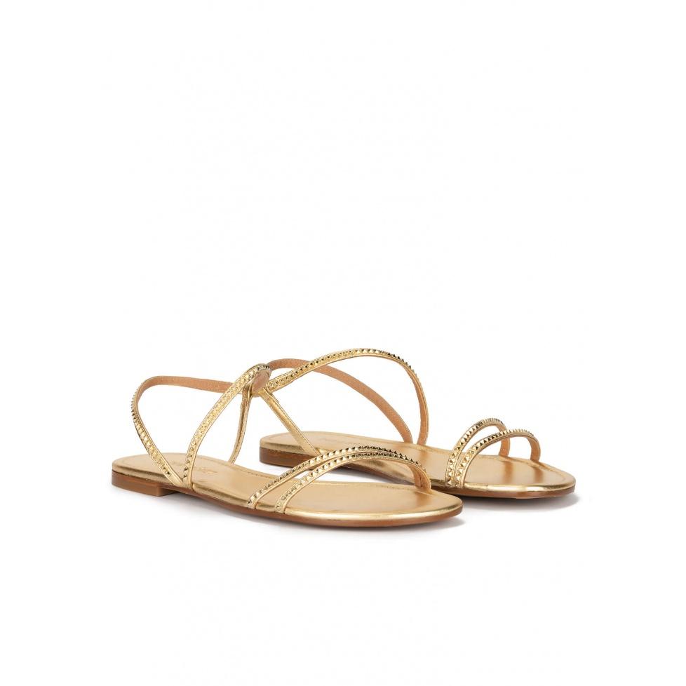 pura lópez Sandalias planas doradas con tachas pirámide En oferta