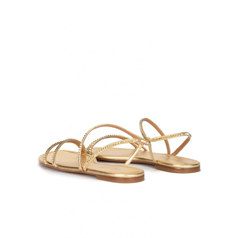 pura lópez Sandalias planas doradas con tachas pirámide En oferta