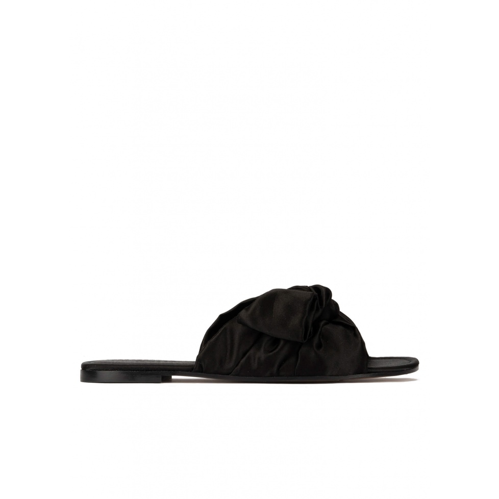 pura lópez Sandalias planas de raso negro con detalle de lazo Descuento por venta flash