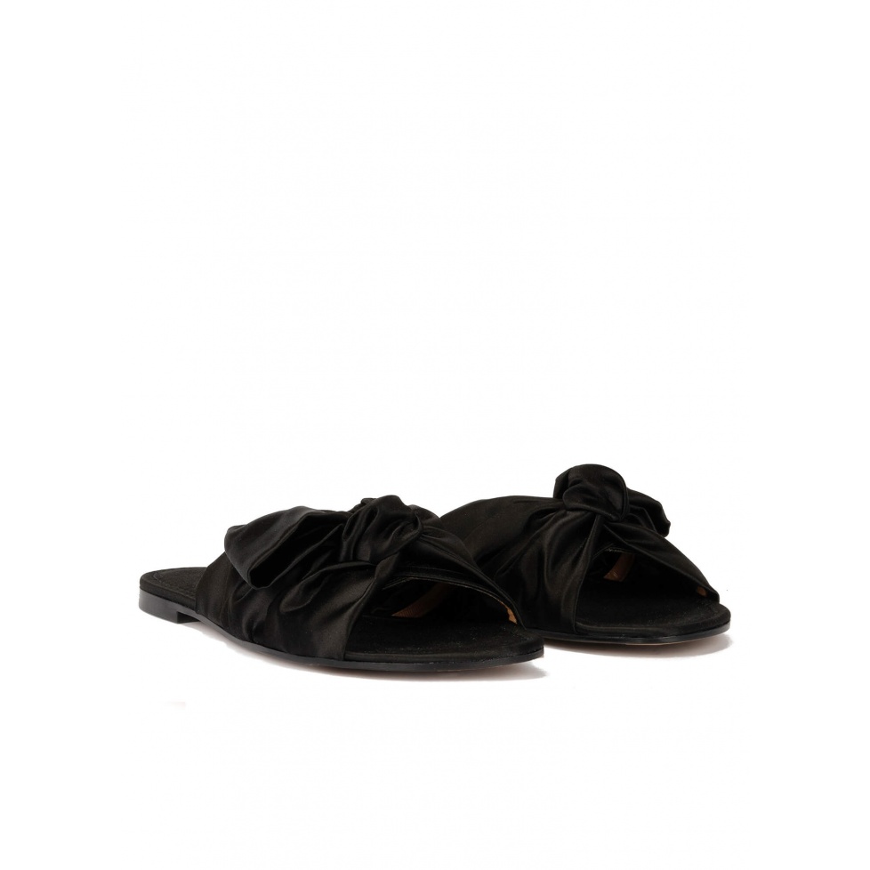 pura lópez Sandalias planas de raso negro con detalle de lazo Descuento por venta flash