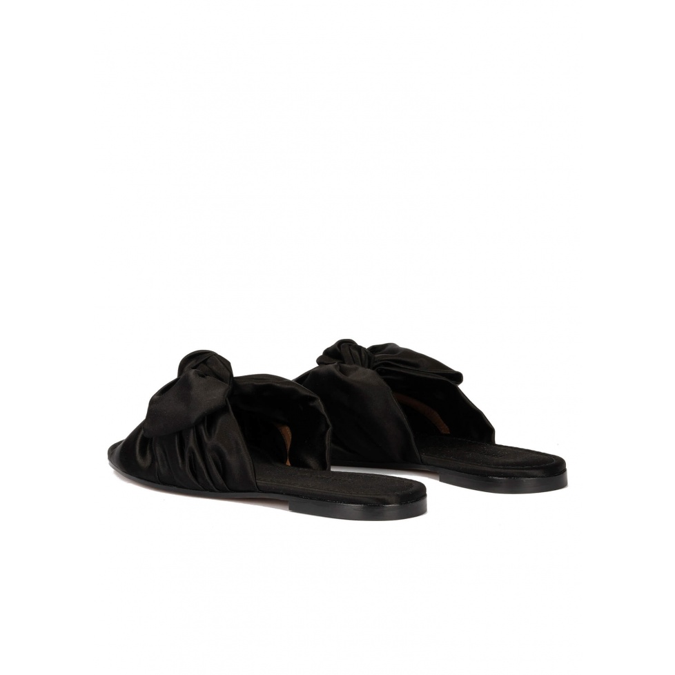 pura lópez Sandalias planas de raso negro con detalle de lazo Descuento por venta flash