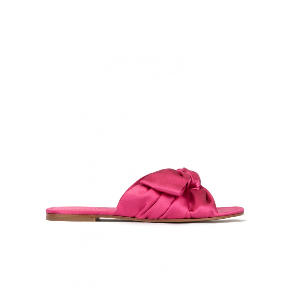 pura lópez Sandalias planas de raso en color fucsia con detalle de lazo Ofertas de temporada