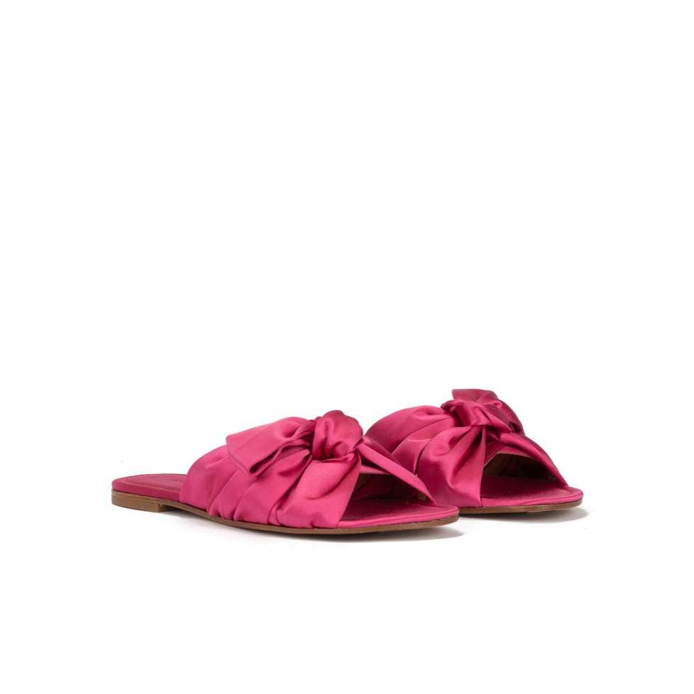 pura lópez Sandalias planas de raso en color fucsia con detalle de lazo Ofertas de temporada