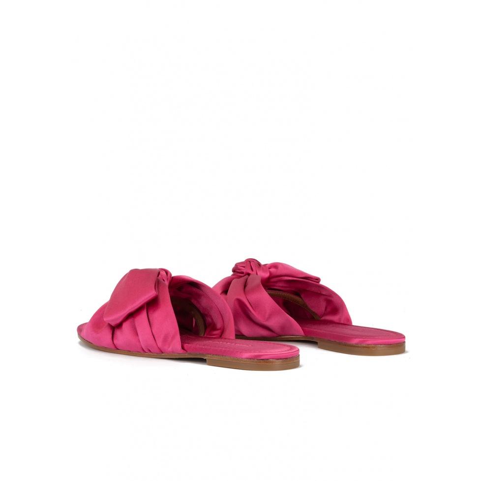 pura lópez Sandalias planas de raso en color fucsia con detalle de lazo Ofertas de temporada
