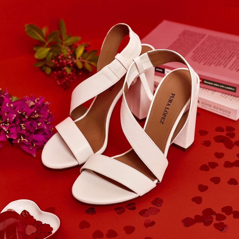 pura lópez Sandalias de tiras con tacón alto ancho en piel color blanco roto Rebajas de fin de temporada