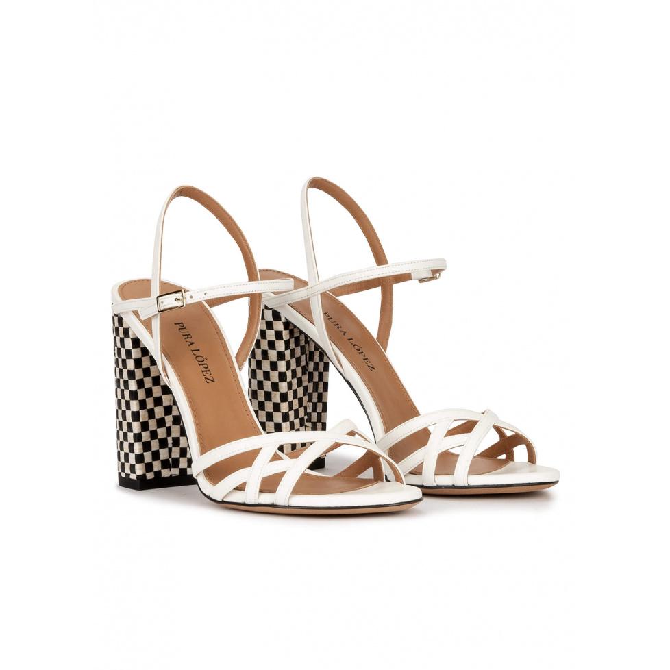 pura lópez Sandalias blancas de piel con tacón ancho y diseño de tiras En línea
