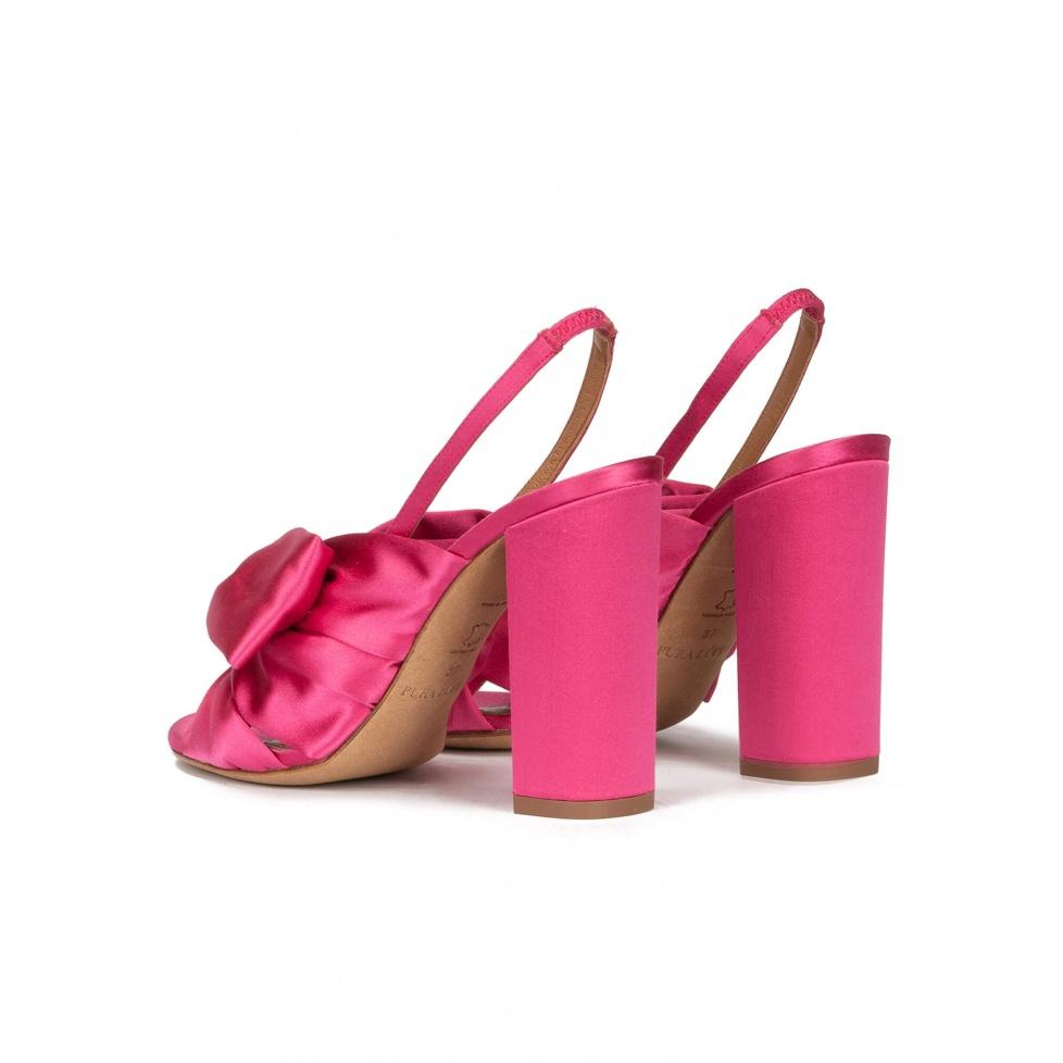 pura lópez Sandalias de tacón alto ancho en raso fucsia Venta caliente