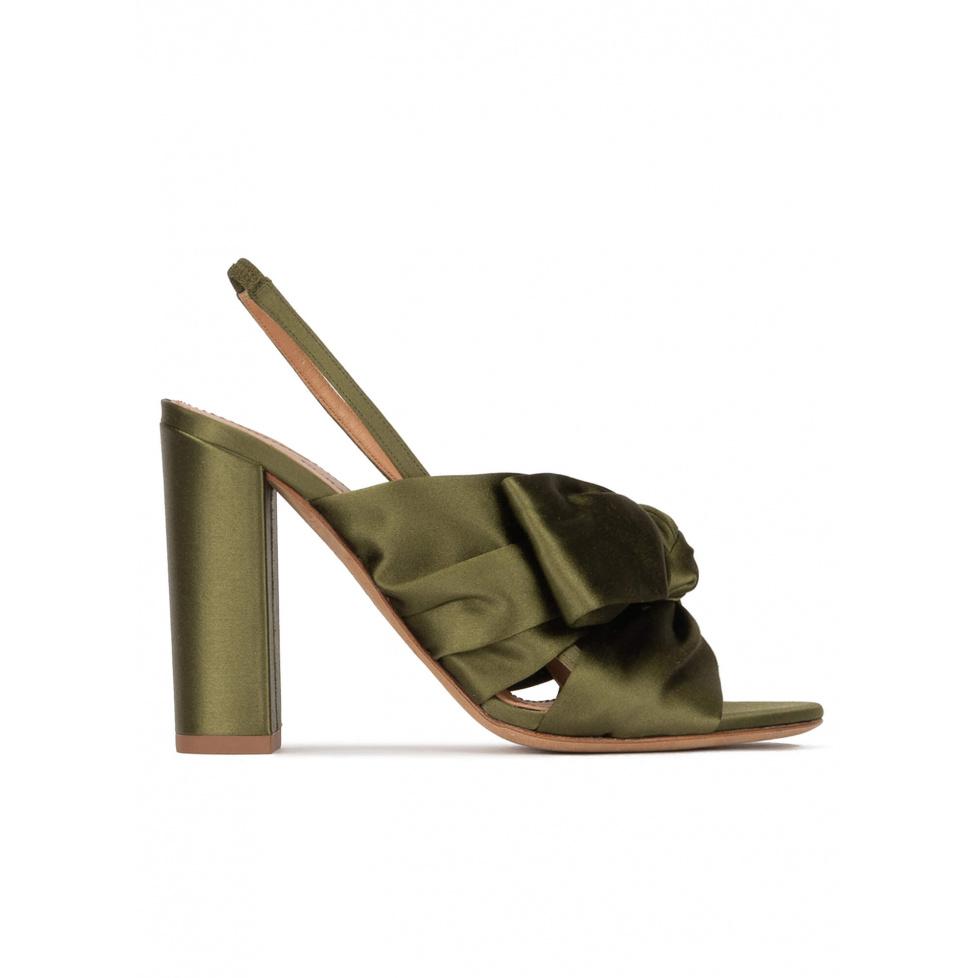 pura lópez Sandalias de raso con tacón ancho en verde caqui En oferta