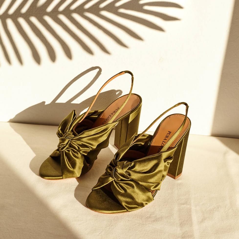 pura lópez Sandalias de raso con tacón ancho en verde caqui En oferta