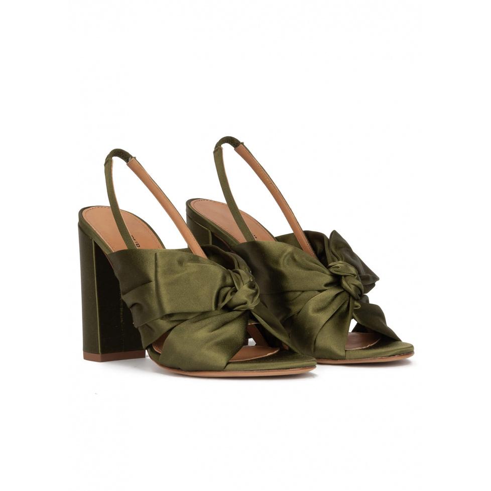 pura lópez Sandalias de raso con tacón ancho en verde caqui En oferta
