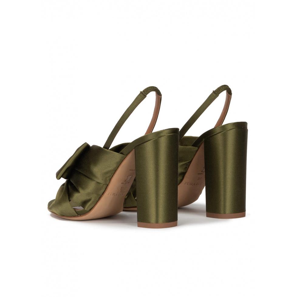 pura lópez Sandalias de raso con tacón ancho en verde caqui En oferta