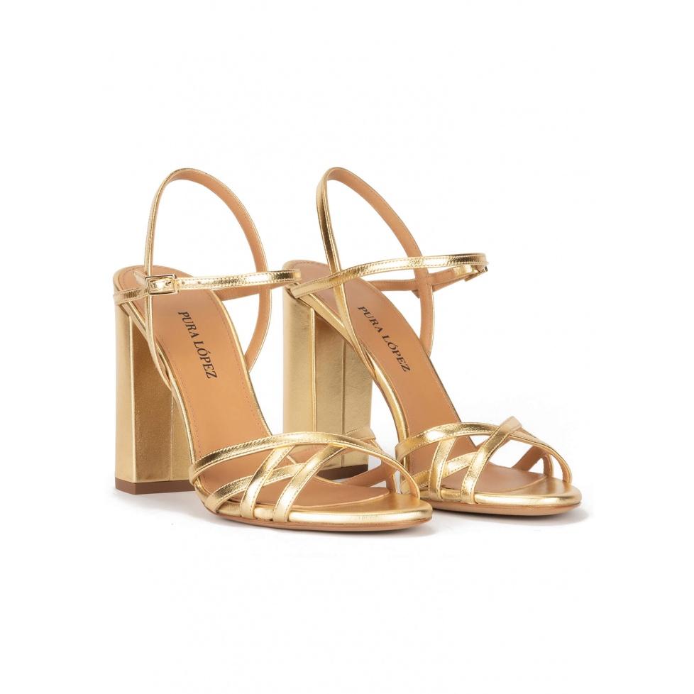 pura lópez Sandalias doradas de tacón alto ancho en piel metalizada Gran oferta