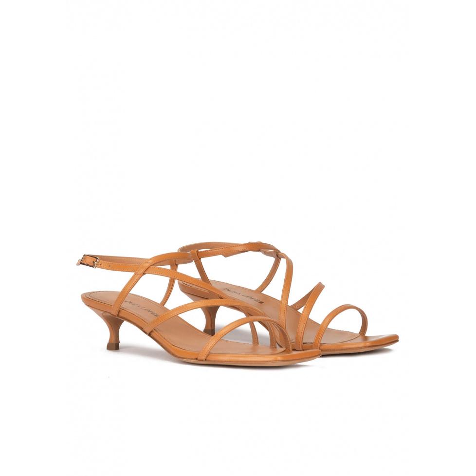 pura lópez Sandalias de tiras con tacón medio en piel camel Tienda