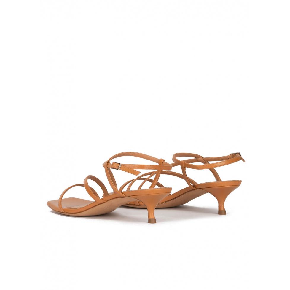 pura lópez Sandalias de tiras con tacón medio en piel camel Tienda