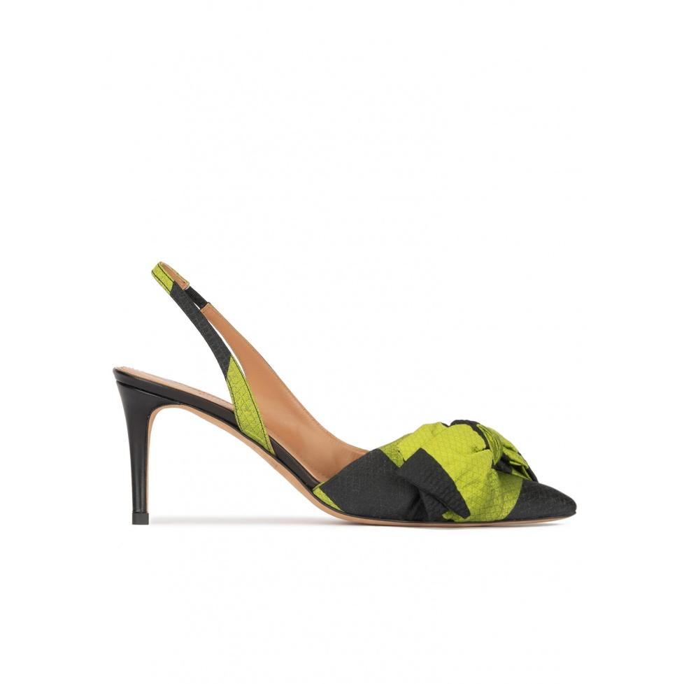 pura lópez Zapatos destalonados de tacón medio en verde y negro con lazo ÚLTIMAS EDICIONES