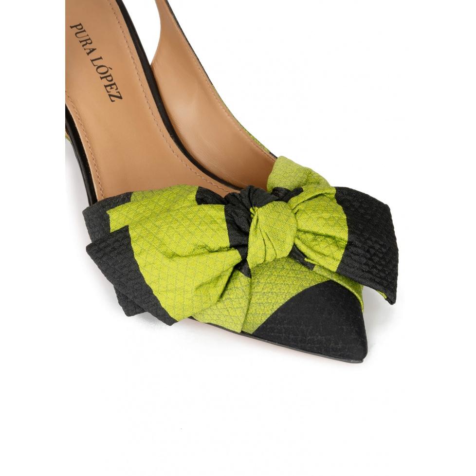 pura lópez Zapatos destalonados de tacón medio en verde y negro con lazo ÚLTIMAS EDICIONES