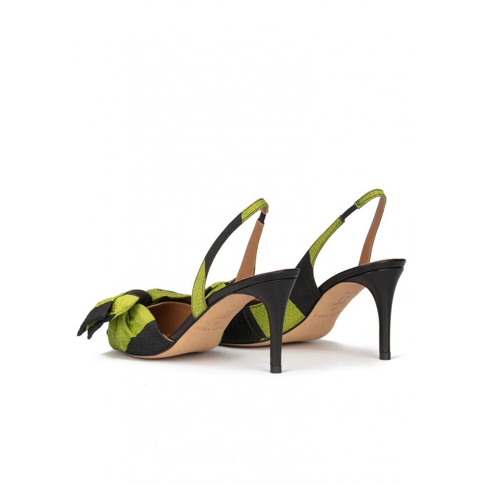 pura lópez Zapatos destalonados de tacón medio en verde y negro con lazo ÚLTIMAS EDICIONES