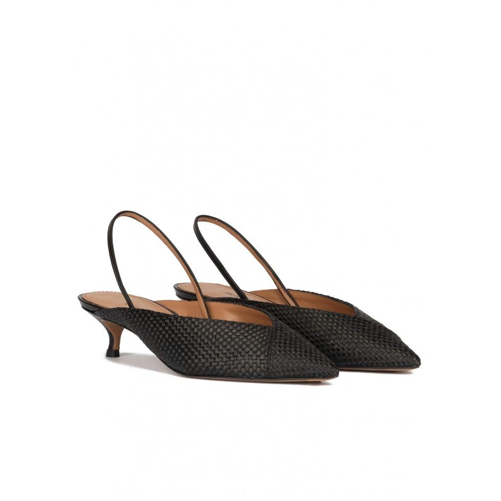 pura lópez Zapatos bajos destalonados de punta fina en rafia color negro Solo queda un día