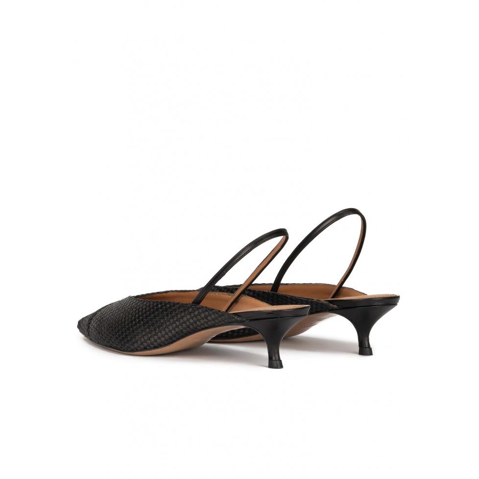 pura lópez Zapatos bajos destalonados de punta fina en rafia color negro Solo queda un día