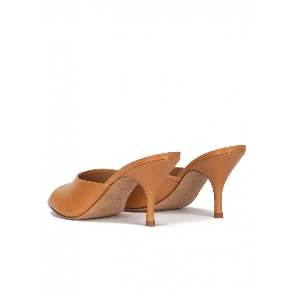 pura lópez Mules camel de piel con tacón medio curvo Precios de Black Friday