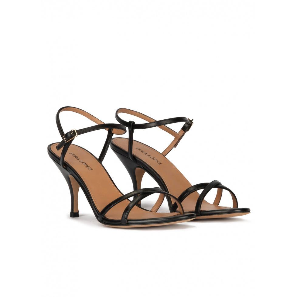 pura lópez Sandalia de tacón medio en piel color negro con diseño de tiras En oferta