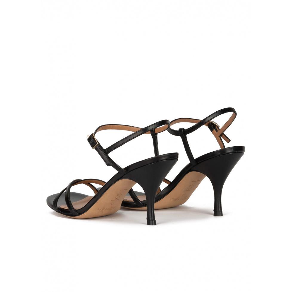 pura lópez Sandalia de tacón medio en piel color negro con diseño de tiras En oferta