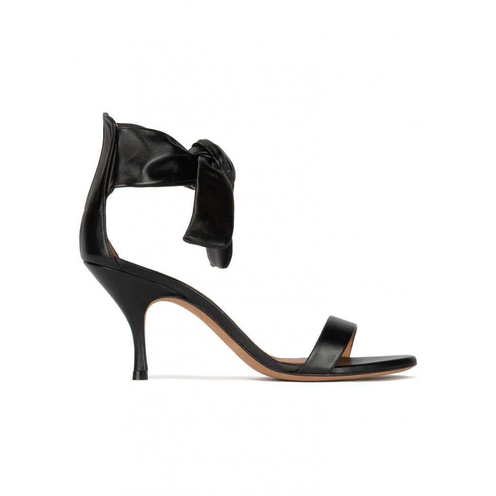 pura lópez Sandalias negras de piel con tacón medio curvo Oferta exclusiva