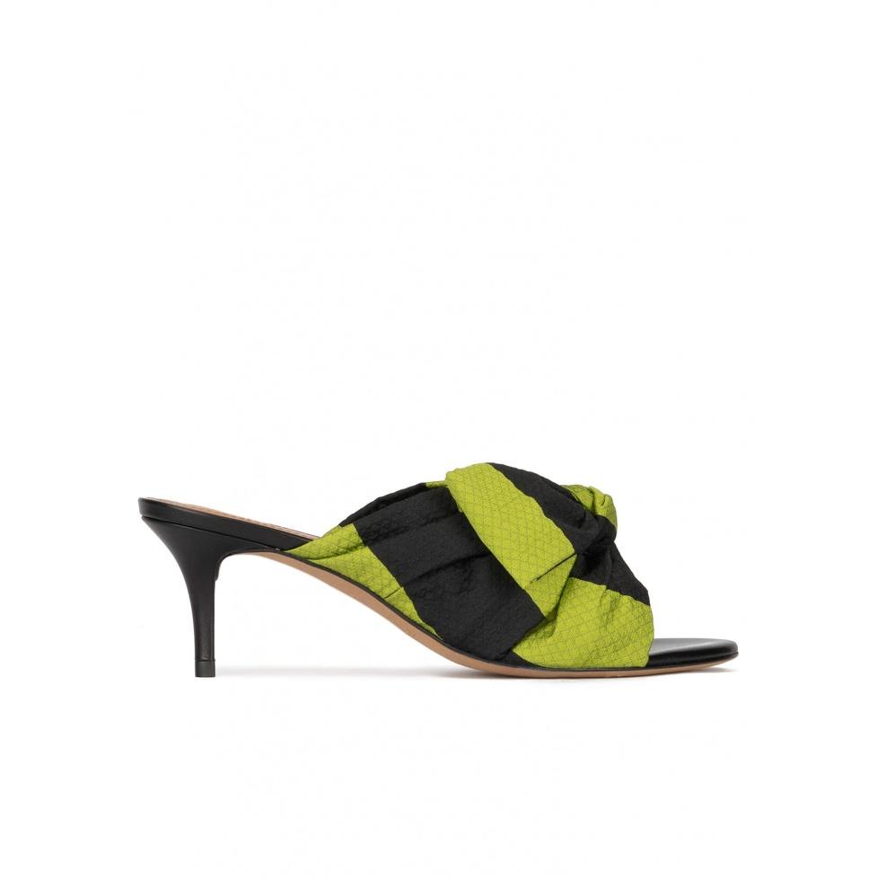 pura lópez Mules de tacón medio fino en tejido verde y negro con lazo Precio ultrabajo