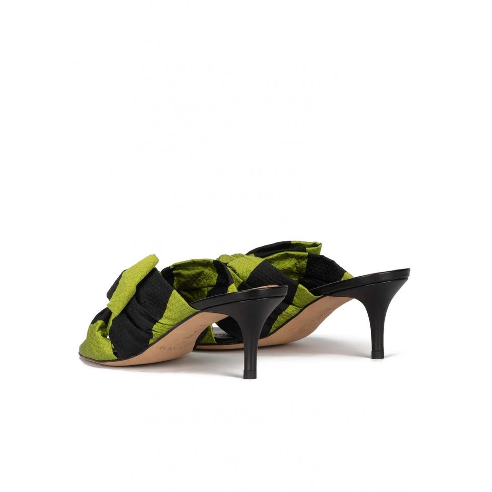 pura lópez Mules de tacón medio fino en tejido verde y negro con lazo Precio ultrabajo