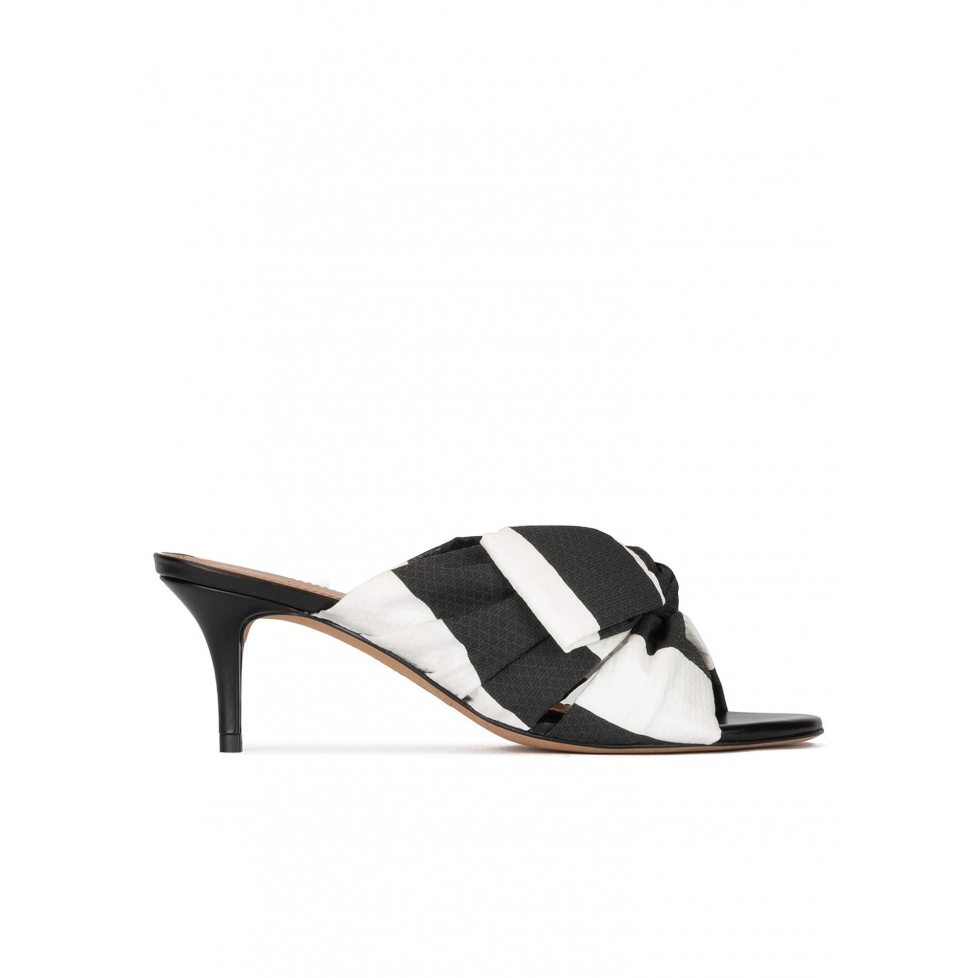pura lópez Mules de tacón medio en blanco y negro con lazo en tejido Devoluciones gratuitas
