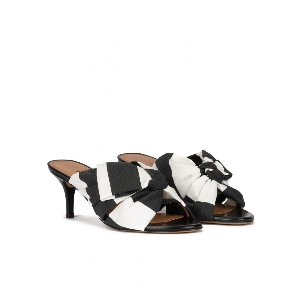 pura lópez Mules de tacón medio en blanco y negro con lazo en tejido Devoluciones gratuitas
