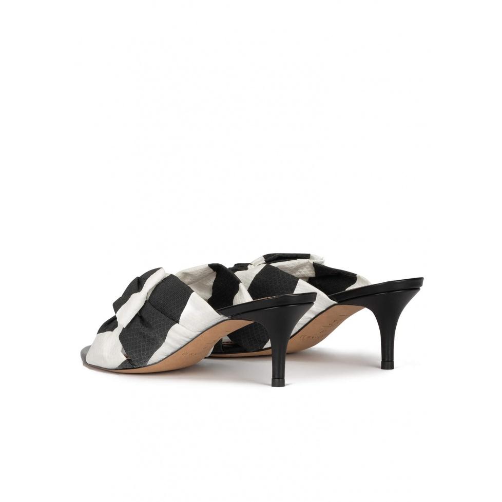 pura lópez Mules de tacón medio en blanco y negro con lazo en tejido Devoluciones gratuitas
