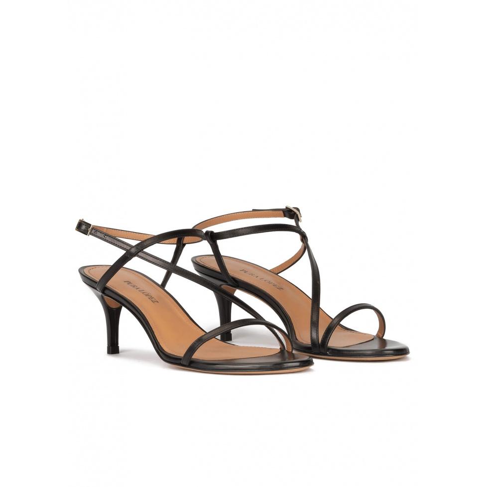 pura lópez Sandalias negras de piel con tacón medio y diseño de tiras Rebajas