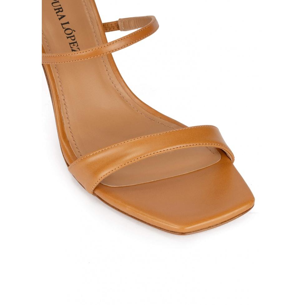 pura lópez Sandalias de tacón medio y puntera cuadrada en piel camel Ventas relámpago