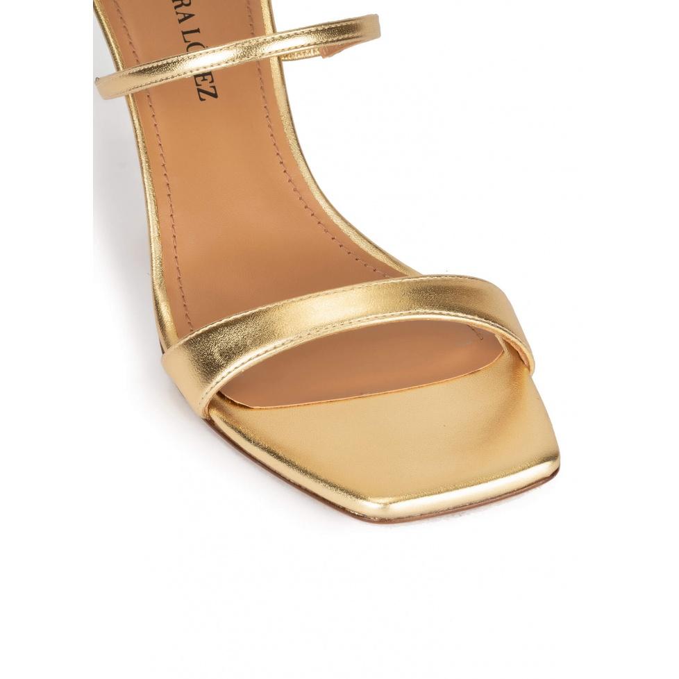 pura lópez Sandalias doradas de piel con tacón medio y pulsera Tienda