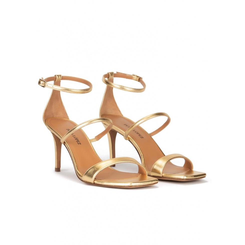 pura lópez Sandalias doradas de piel con tacón medio y pulsera Tienda
