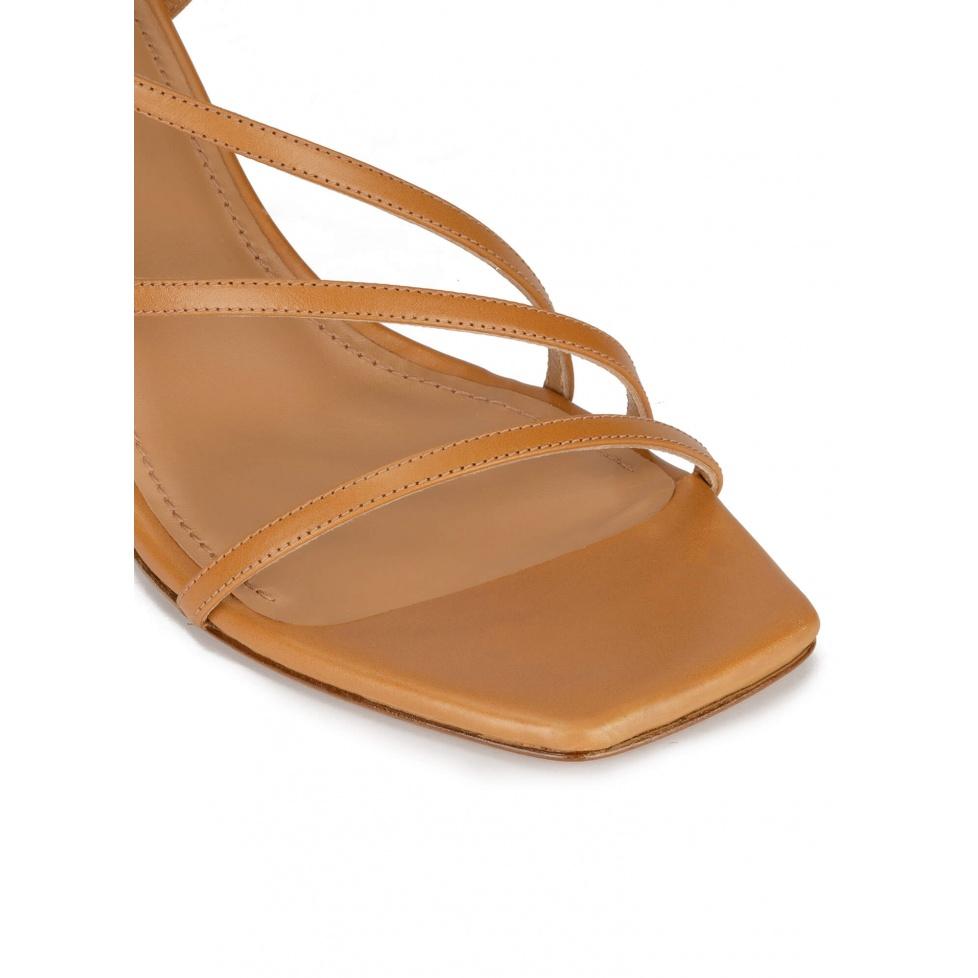 pura lópez Sandalias de puntera cuadrada y tacón medio en piel camel Rebajas online