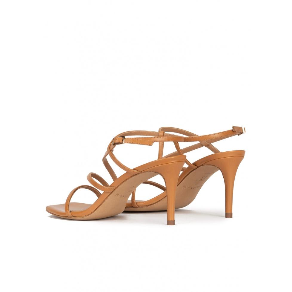 pura lópez Sandalias de puntera cuadrada y tacón medio en piel camel Rebajas online