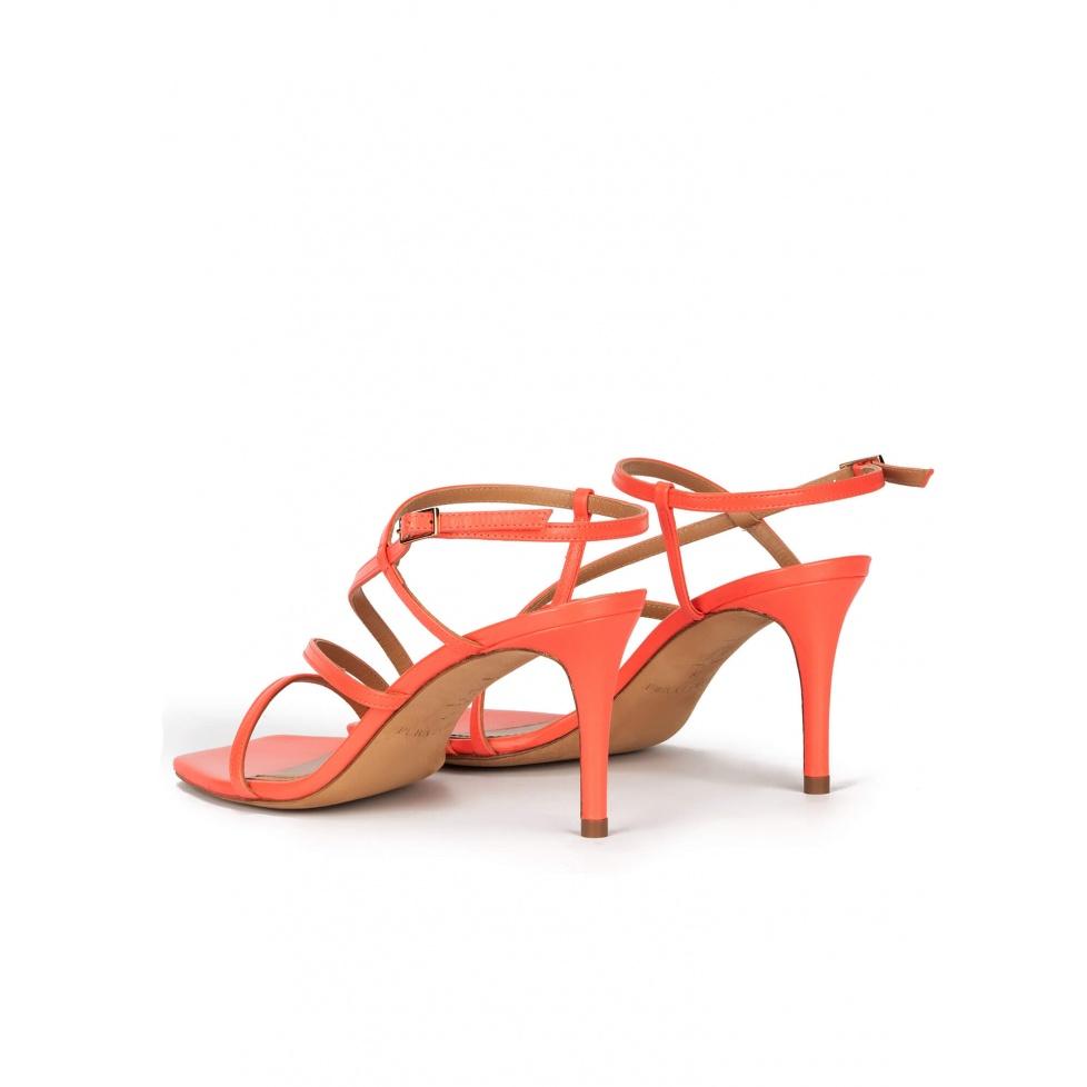 pura lópez Sandalias de punta cuadrada y tacón fino en piel rosa coral Rebajas top