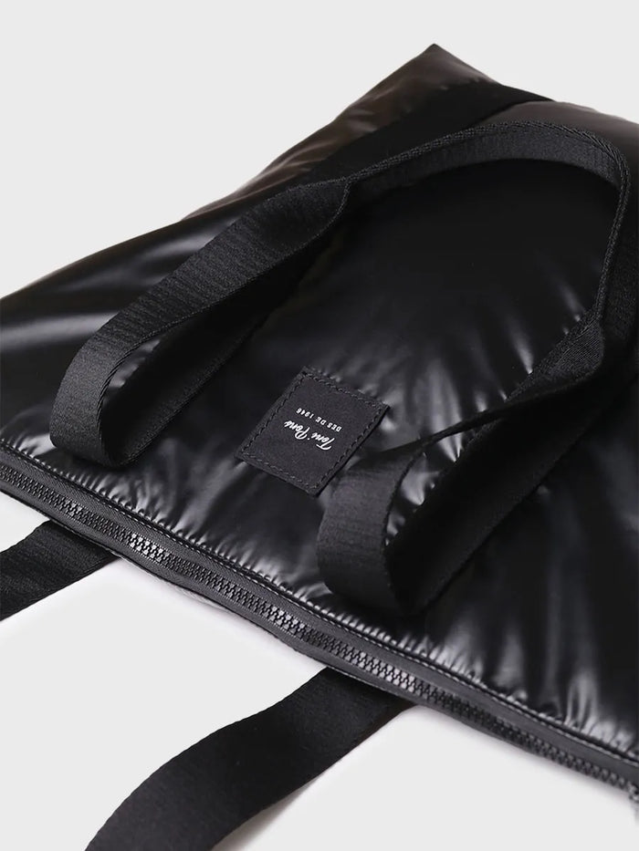 toni pons GINNY - Bolso para mujer en material acolchado negro brillante | GINNY En oferta