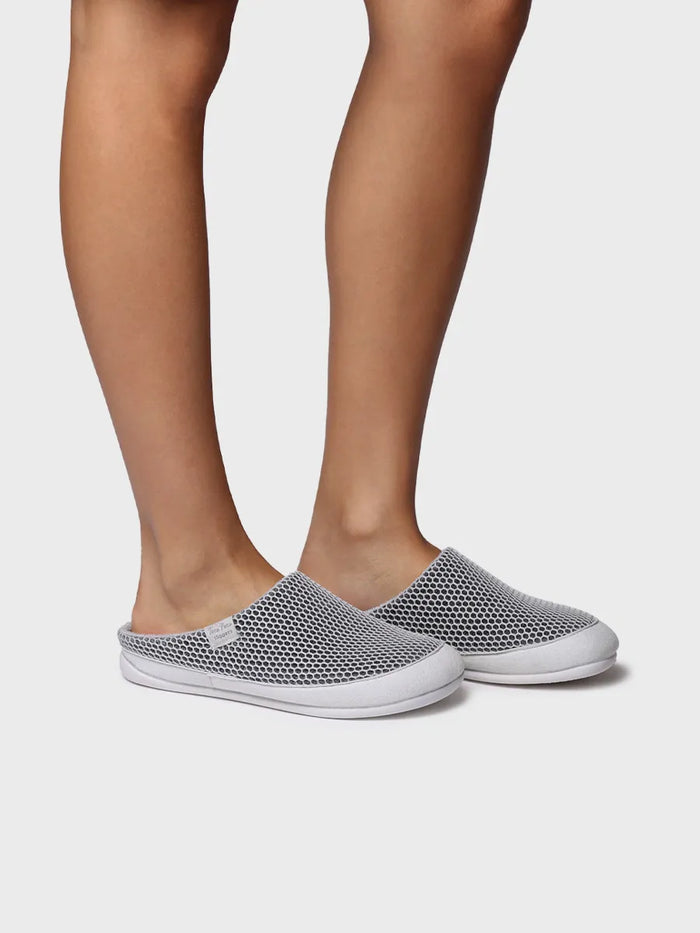 toni pons MINA-GC - Zapatilla de casa tipo zueco de mujer en rejilla | MINA-GC Tienda